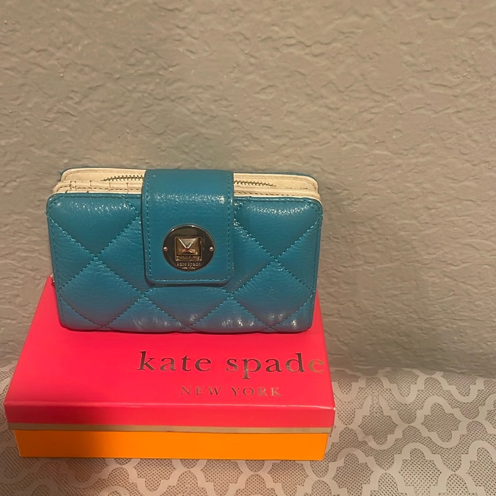 EUC KATE SPADE ♠️ TURN LOCK PILLOW WALLET VERY soft leather comes with box. 🩵💚